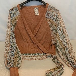 Blu-Pepper Floral and cinnamon blouse. Size S